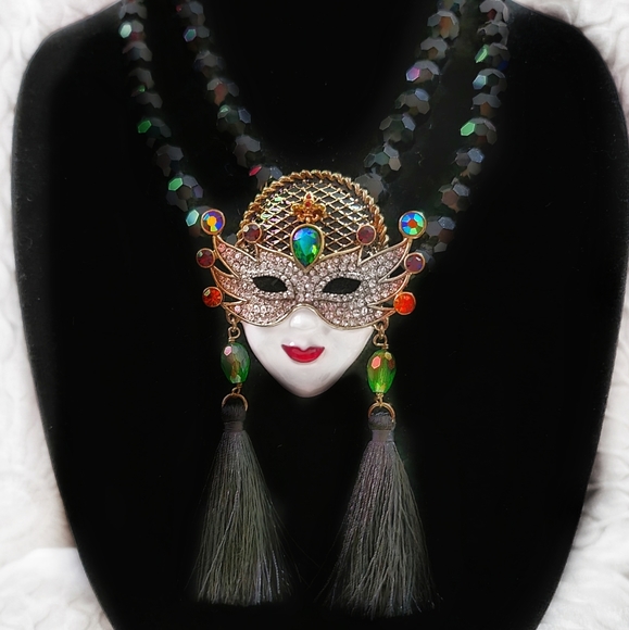 Heidi daus Mask Pin - Picture 2 of 8